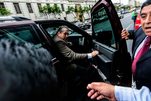 Fiscal solicita impedimento de salida del país contra Alan García