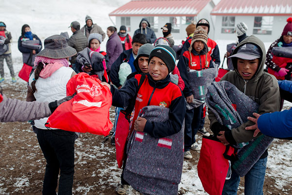 Minedu entrega kits de abrigo para contrarrestar las heladas en Apurímac.