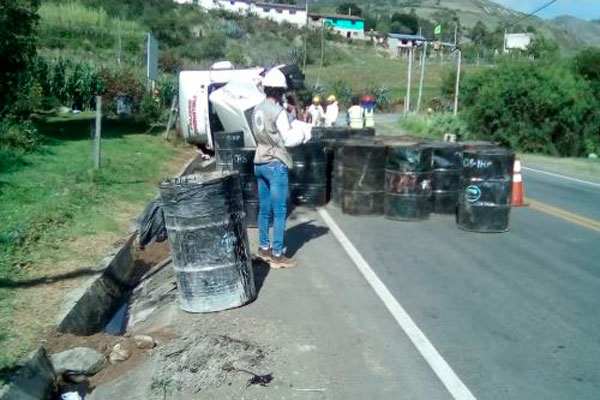 Supervisan derrame de petróleo por vuelco de cisterna en Apurímac