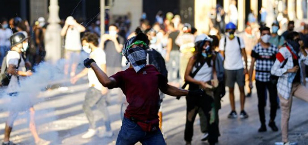 Beirut: varios manifestantes se enfrentan a la policía por segundo día consecutivo