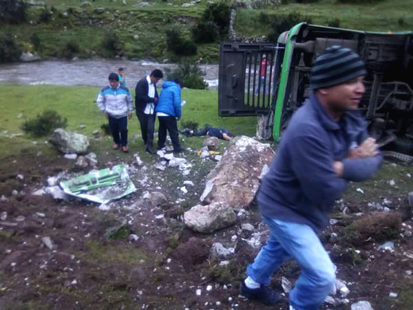 Un muerto y 11 heridos dejo volcadura de Ronco Perú.