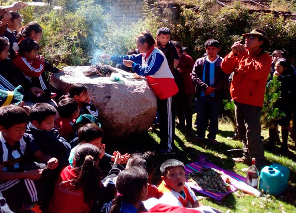 Comunidad Educativa de Chalhuaní realizó un  Ritual de agradecimiento a la Madre Tierra.