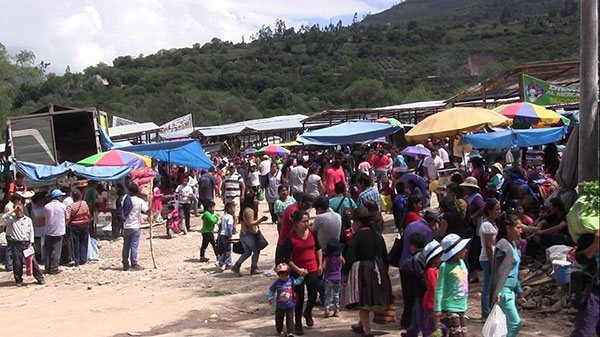 Mercado de mayoristas de Illanya organiza la feria popular por semana santa.