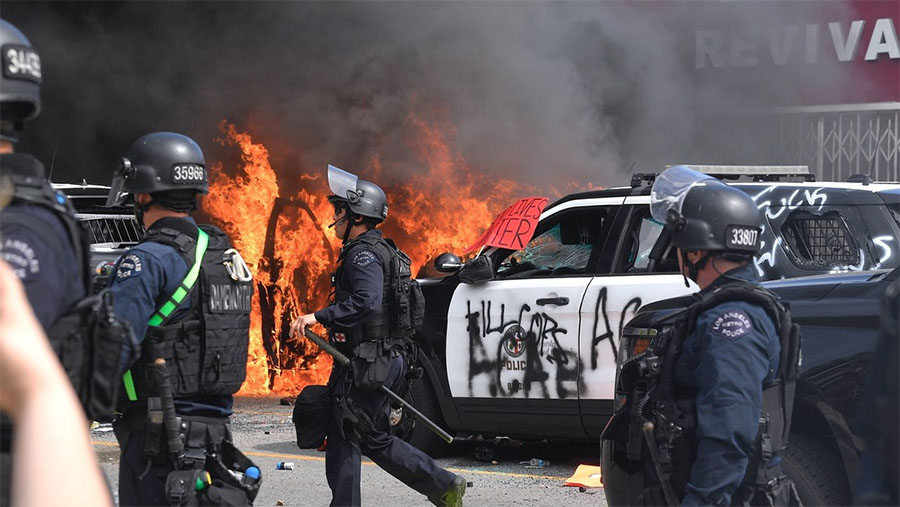 Ordenan el toque de queda en Los Ángeles tras manifestaciones violentas y bloqueos de calles