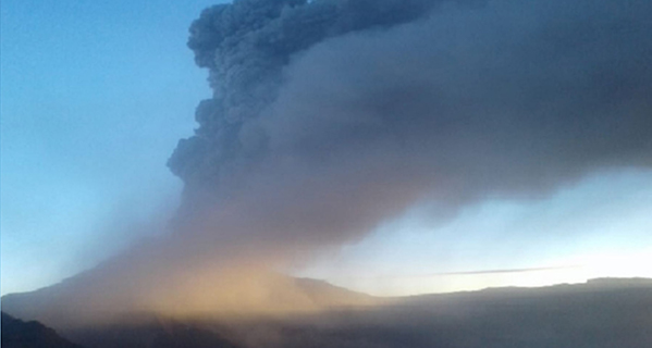 Volcán Ubinas: erupciones continúan en forma moderada