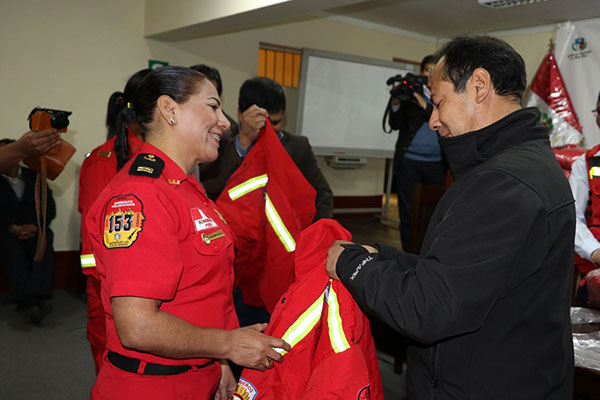 GRA entrego indumentaria al Cuerpo de Bomberos Voluntarios de Andahuaylas.