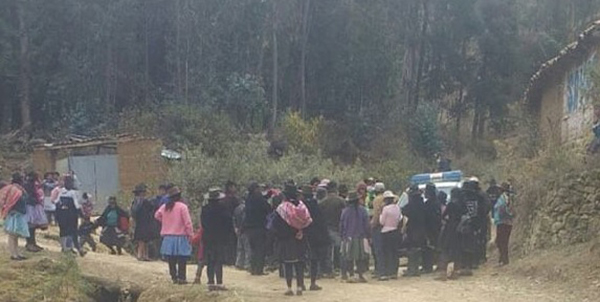 Huancavelica: se enfrentan a policías para velar a dos ancianos fallecidos por Covid-19