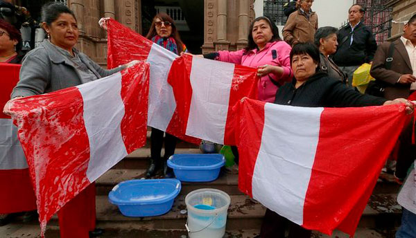 Cusco: Maestros lavan banderas y aseguran que escolares no desfilarán por Fiestas Patrias