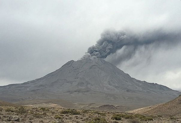 Moquegua: volcán Ubinas volvió a ingresar a una etapa eruptiva
