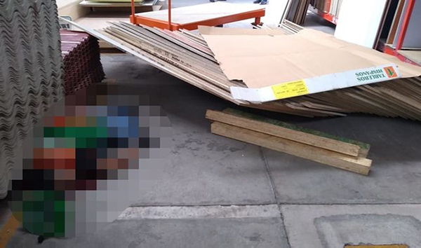 Arequipa: trabajador fallece al caerle 39 planchas de melamina