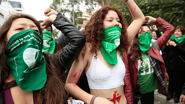 Manifestantes en Lima se unen en “pañuelazo” a favor del aborto en Argentina