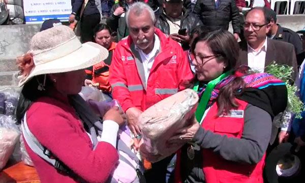 Ministra de la Mujer supervisó entrega de kits de abrigo 