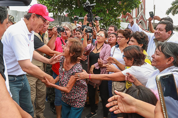 Pobladores de Iquitos piden a Martín Vizcarra que cierre el Congreso 