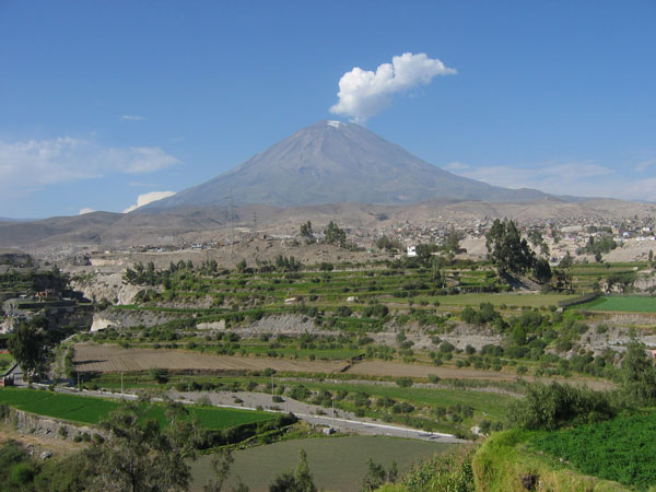 Arequipa: Volcán Misti emite vapor de agua y asusta a characatos 