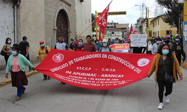 Obreros de Construcción Civil se movilizan por calles de Abancay