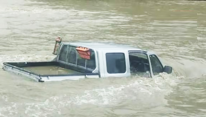 Puno: camioneta fue arrastrada por caudal del río y ocupantes se salvaron de milagro