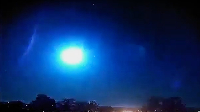 Captan el momento exacto en que un meteorito explota sobre el cielo de Brasil