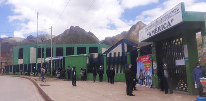 Huancavelica: con colas y problemas comienza vacunaciÃ³n a adultos mayores