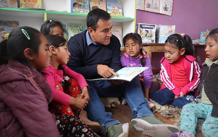 Danny Bernales, el maestro que incentiva el amor por la lectura en zonas rurales