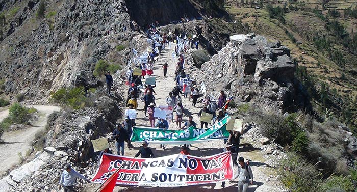 En masiva marcha pobladores de Tapairihua rechazan presencia de minera Southern PerÃº y declaran persona no grata a Baltazar LantarÃ³n