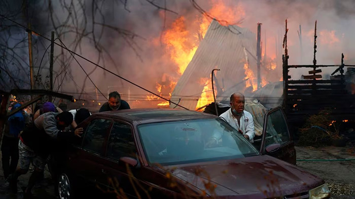 Chile: 99 los muertos y más de 370 desaparecidos por incendios en Valparaíso