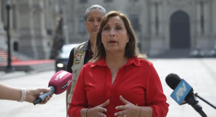 ¿Quién es Dina Boluarte, la abogada que asumió como primera presidenta del Perú tras intento de golpe de Estado?