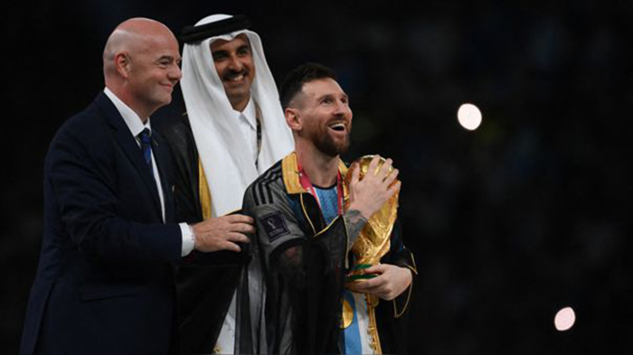 El significado de la capa que le colocaron a Lionel Messi para alzar la Copa del Mundo
