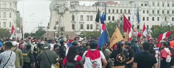 Manifestantes en contra y a favor del Gobierno se enfrentaron en Plaza San Martín