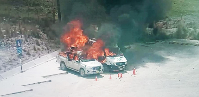 Manifestantes queman dos vehículos tras ingresar a campamento minero en Espina