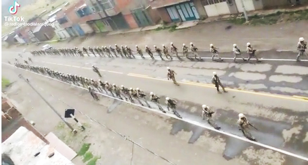 Puno: militares desbloquean vías mientras se dirigen a la ciudad