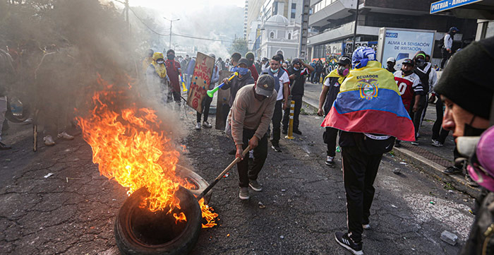 Manifestantes atacan el edificio de la Fiscalía en Quito y la Conaie aclara que los autores 