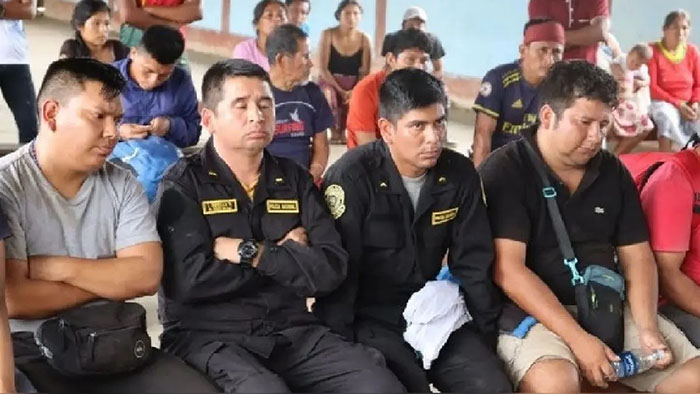Policías y civiles detenidos por Wampís por presuntos vínculos con minería ilegal fueron entregados a Comisión de Alto Nivel