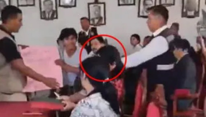 Tacna: ciudadanos abuchean a congresista Esmeralda Limachi: “Sinvergüenza”