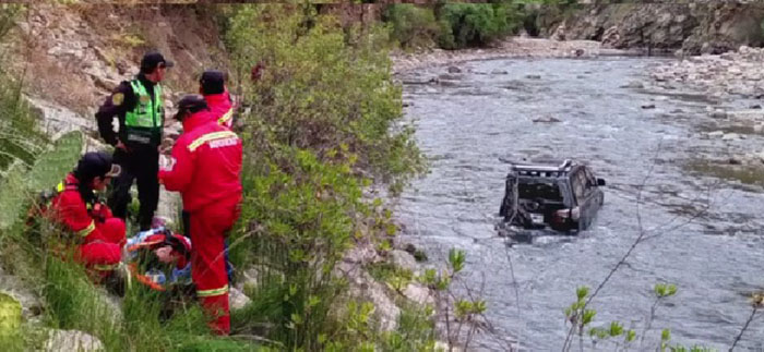 Familia entera se salva de milagro tras caer camioneta hacia el rÃ­o Chalhuanca 