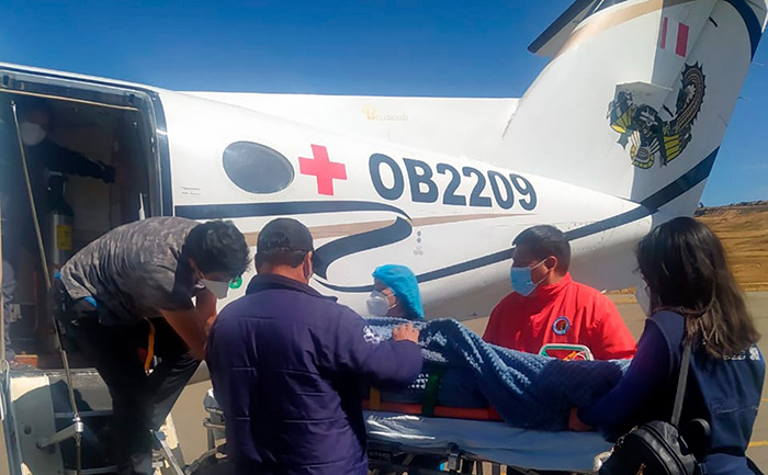 Trasladan en ambulancia aÃ©rea a paciente con fractura de costillas y columna vertebral para Lima