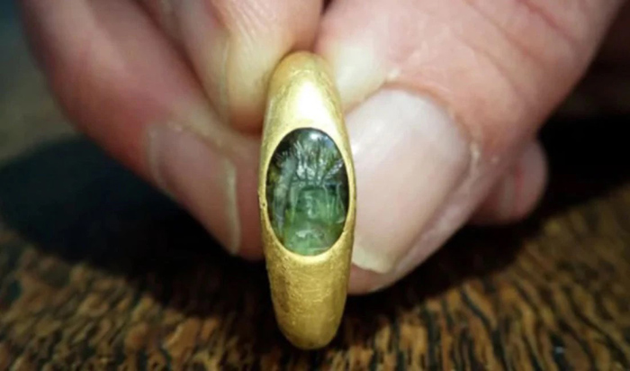 Matemático encuentra un anillo romano de oro de hace 2.000 años en su jardín