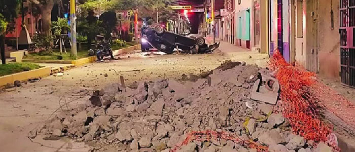 Montículo de tierra que dejaron obreros EMUSAP ocasiona aparatoso accidente en avenida Barcenas 