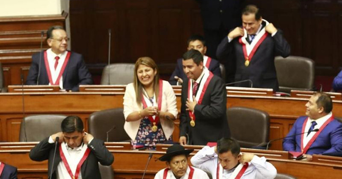 Unión por el Perú recolecta firmas para presentar moción de vacancia contra Martín Vizcarra