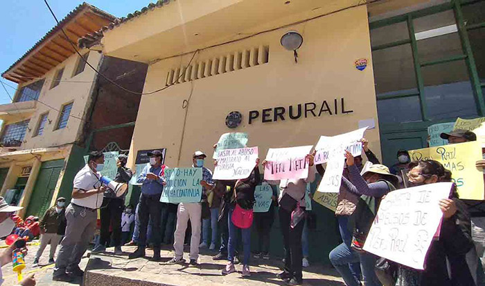 Cusco: bloquean vías de tren a Machu Picchu por elevado costo de pasajes