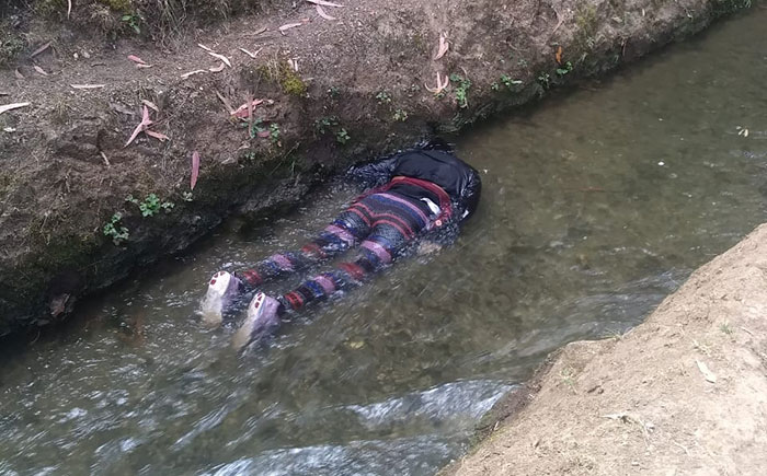 Horror: hallan cadÃ¡ver de joven mujer flotando en canal, en Puiso 