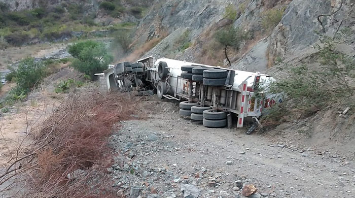 Camión cisterna de gas sufre despiste y volcadura, en Curahuasi 