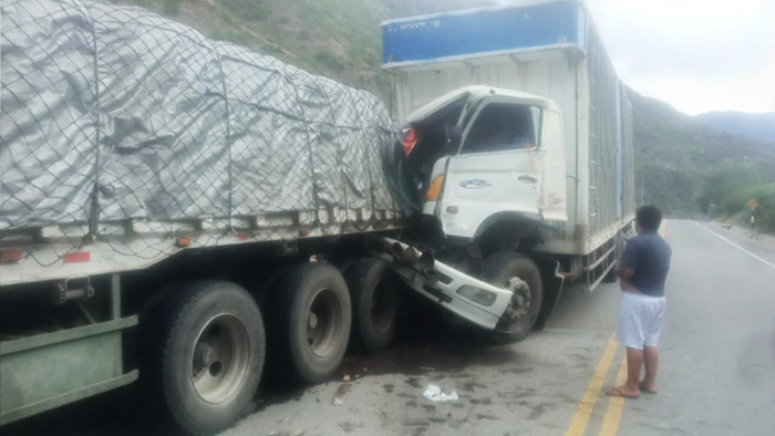 CamiÃ³n distribuidor de pollos choca contra parte posterior de pesado trÃ¡iler, en Pachachaca