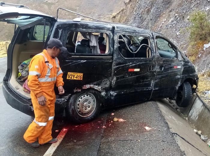 Camioneta de CLAS Ocobamba sufre despiste en sector de Motoy