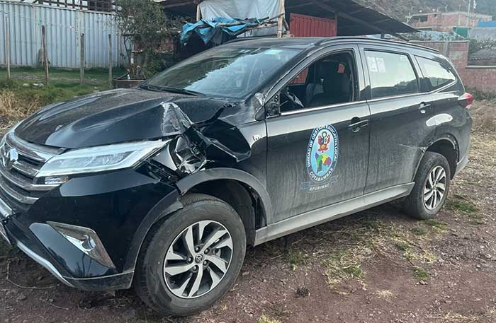 Consejero Jaime Osorio denuncia choque de moderna camioneta de UGEL Cotabambas