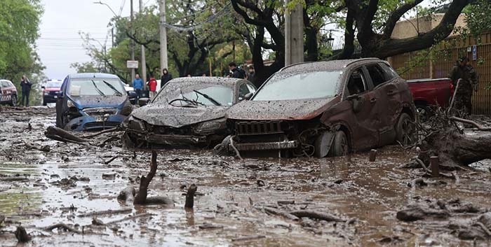 Aluvión en una zona residencial de Santiago de Chile: un torrente de agua y barro arrastró vehículos y generó destrozos