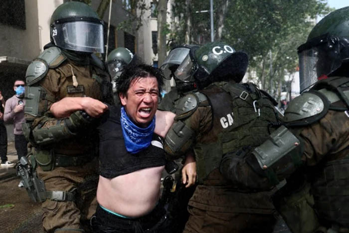 Chile: carabineros reprimen a estudiantes que se movilizan contra recortes de Kast