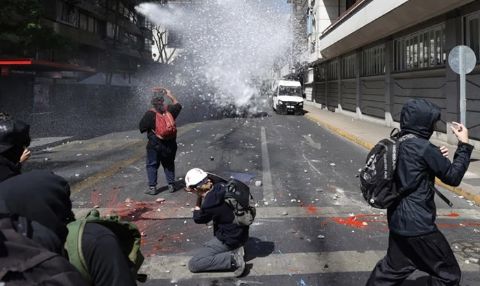 Chile: Gobierno de Kast reprime protestas de estudiantes chilenos contra recortes y alza de combustibles