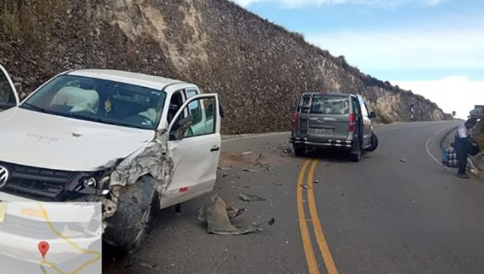 Conductores de dos camionetas resultan heridos tras protagonizar choque en Santa María de Chicmo