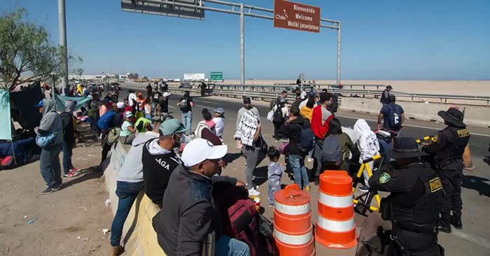 Migrantes en situación ilegal rompen cordón policial e ingresan a Perú por la frontera con Chile