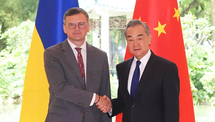 Ucrania recibe el respaldo de China a la negociaciÃ³n con Rusia y cuestiona el camino de la guerra defendido por Europa